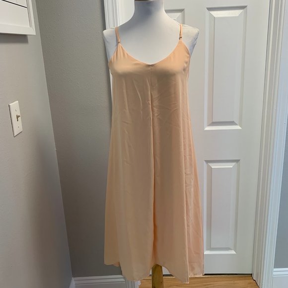 Charlie Paige Dresses & Skirts - NWOT Charlie Paige‎ Flowy Peach Dress, Small